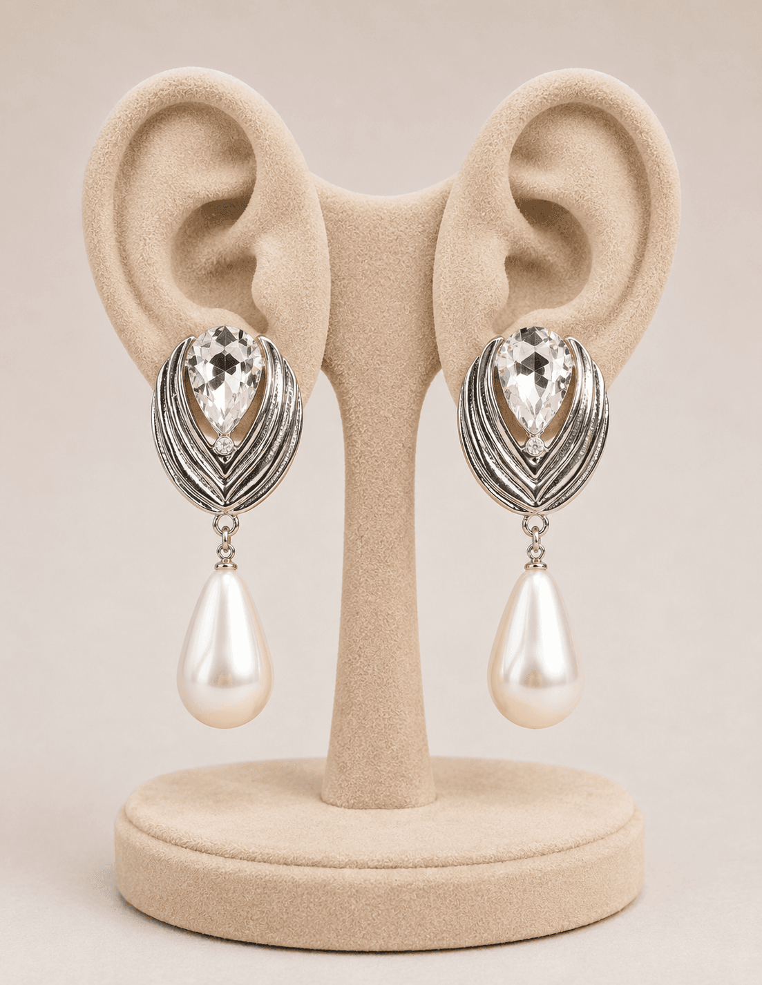 Teardrop frame with pearl earring
