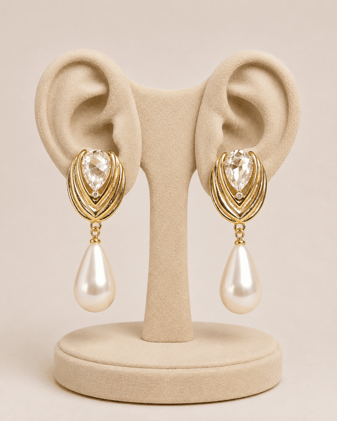 Teardrop frame with pearl earring