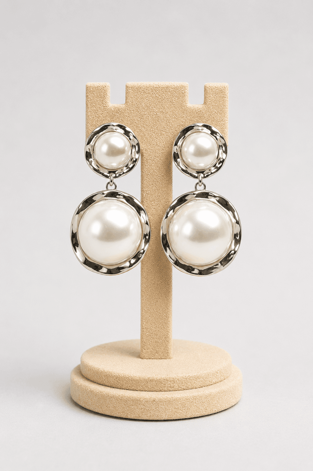 Oversized pearl and crystal earring